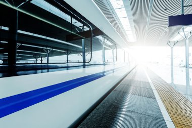 Yüksek hızlı tren istasyonunda durur