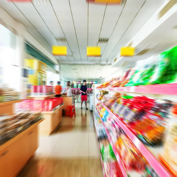 Corredor do supermercado, borrão de movimento — Fotografia de Stock