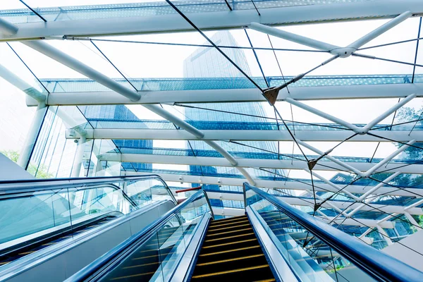 Edifício moderno interior e escadas rolantes — Fotografia de Stock