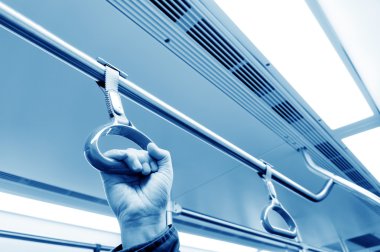 Elini metro otomobil içinde