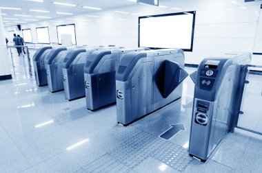 Metro istasyonu girişi otomatik bilet makineleri