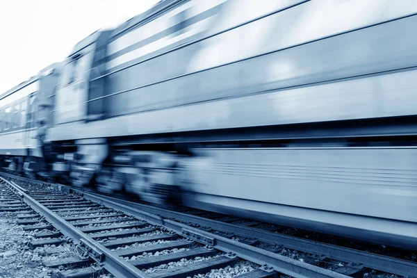 Cheio de trem de mercadorias, condução de alta velocidade . — Fotografia de Stock