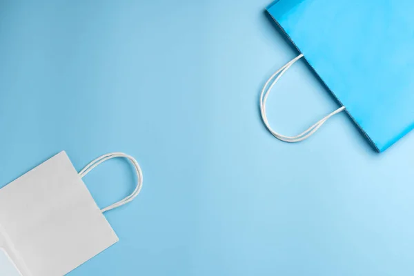 Бумажный пакет, сумка в классическом синем и белом цвете на синем фоне — стоковое фото