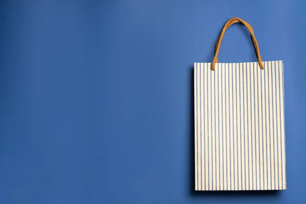 Bolsa de papel, bolsa de compras sobre fondo azul — Foto de Stock