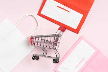 Kese kağıdı, alışveriş çantası pembe ve beyaz arka planda