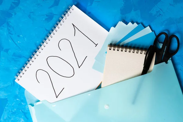 Yeni Yıl Hedef Listesi 2021 Not defteri ve şansölye ile mavi arkaplan üzerine.