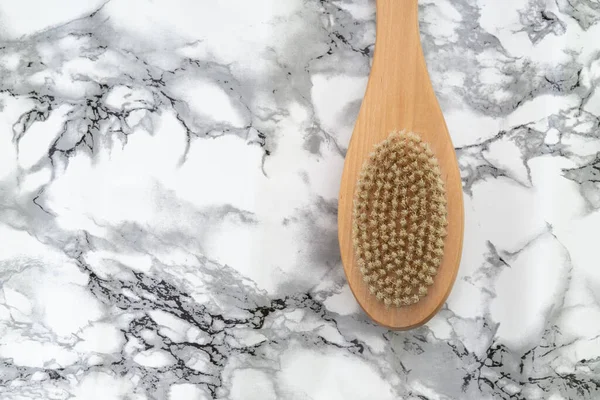 Masaje cepillo de madera sobre fondo blanco mármol —  Fotos de Stock