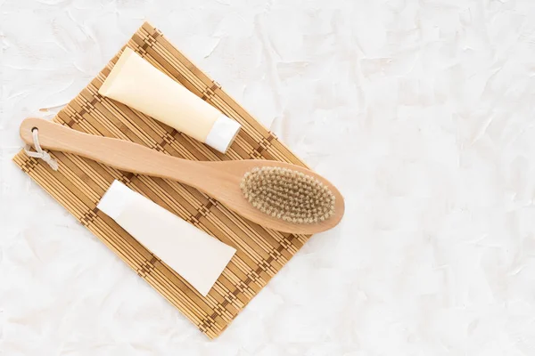 Cepillo natural de madera y crema sobre fondo blanco —  Fotos de Stock