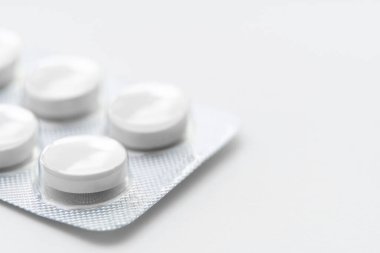 Beyaz arka planda su toplayan beyaz haplar.