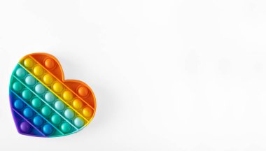 Renk, çocuklar için stres önleyici bir oyuncak. Beyaz arka planda izole edilmiş gökkuşağı kalbi. Oynat. Uzayı kopyala.