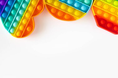 Üç farklı şekilli, renkli anti-stres algılayıcı oyuncak izole edilmiş beyaz arka planda. Oyuncak kopyalama alanı. Metinler için yer