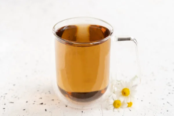 Ромашковый Чай Ромашка Стеклянной Кружке Белом Цементном Столе Травяной Чай — стоковое фото