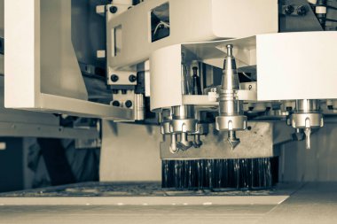 Tahta değirmeni. CNC 'deki ahşap panellerin işlenmesi koordine edilmiş marangozluk makineleri. CNC ahşap işleme makinesi.