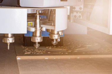 Tahta değirmeni. CNC 'deki ahşap panellerin işlenmesi koordine edilmiş marangozluk makineleri. CNC ahşap işleme makinesi.