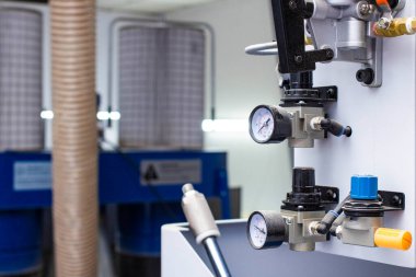 Tahta değirmeni. CNC 'deki ahşap panellerin işlenmesi koordine edilmiş marangozluk makineleri. CNC ahşap işleme makinesi.