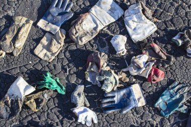 Tavan arasındaki yumuşak ziftli çatıyı tamir ettikten sonra bir sürü kirli eldiven.