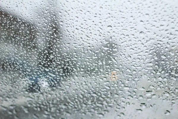 氷と雪と水で覆われた汚れたフロントガラスを通って道路の非常に悪い景色は ぼんやりとした前景とボケの効果を背景にしています — ストック写真