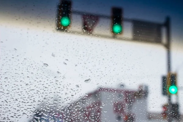 Sehr Schlechte Sicht Auf Die Straße Durch Eine Schmutzige Windschutzscheibe — Stockfoto