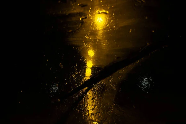 冬夜在莫斯科市的街上开车时 透过湿气挡风玻璃的能见度很低 — 图库照片