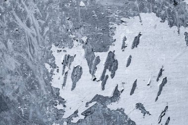 Eski boya ve kireçle kaplı beton duvar mekanik olarak kapanıyor