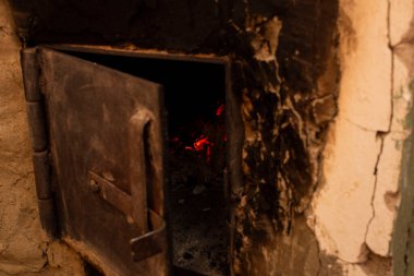 Rus fırınının aralık kapısı yanan yakıt sürecinde karbon monoksit kaçar.