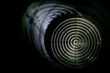 Havalandırma ızgarası dağıtıcı gece kanalına monte edilmiş, ön ve arka plan bulanık.