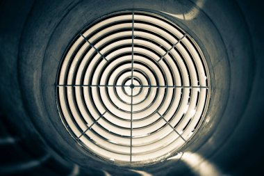 Havalandırma ızgarası dağıtıcı gece kanalına monte edilmiş, ön ve arka plan bulanık.