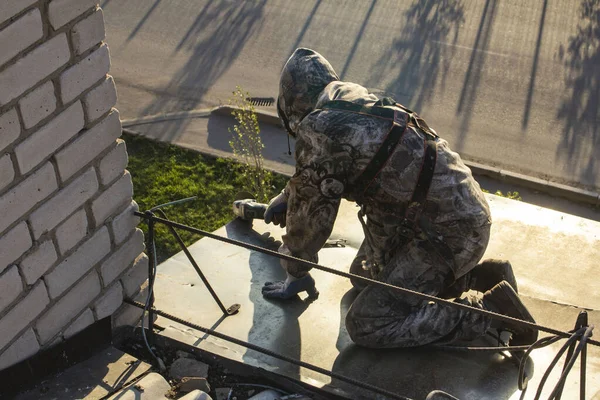 Промисловий Альпініст Застрахований Безпечній Мотузці Виконує Завдання Установки Металевих Конструкцій — стокове фото