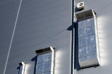 Endüstriyel bilgi dışında büyük havalandırma kanalları ve mavi gökyüzüne karşı termal yalıtım.