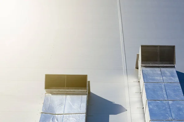 Stora Ventilationskanaler Utanför Industriell Kunskap Och Värmeisolering Mot Blå Himmel — Stockfoto