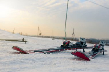 çocuk gün batımında yamaçta kayak yaparken, önplan ve arkaplan bokeh etkisi ile bulanıklaşır