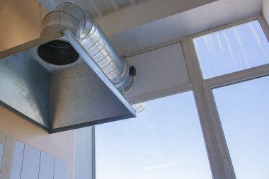 Fabrikada Endüstriyel Hava akışının yeni dış cephesi, binanın dışındaki hava kanalı, Tehlike ve işçi zatürreesinin nedeni