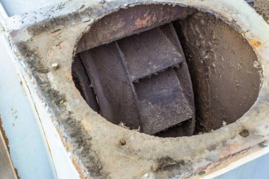 Büyük bir tedarik ve egzoz sisteminde düşük basınçlı bir santrifüj vantilatörünün kirli iticisi, ön ve arka plan bokeh etkisi ile bulanıklaşır