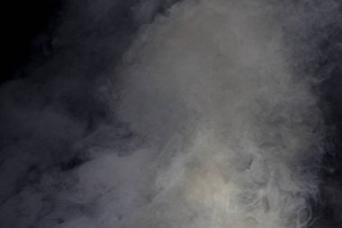 Boş siyah arka plan üzerinde doku duman