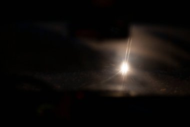 Arabanın iç tarafındaki bulanık görüş bulutlu ve kirli bir ön camdan, kötü hava koşulları ve aydınlatmada, ön ve arka plan bulanık