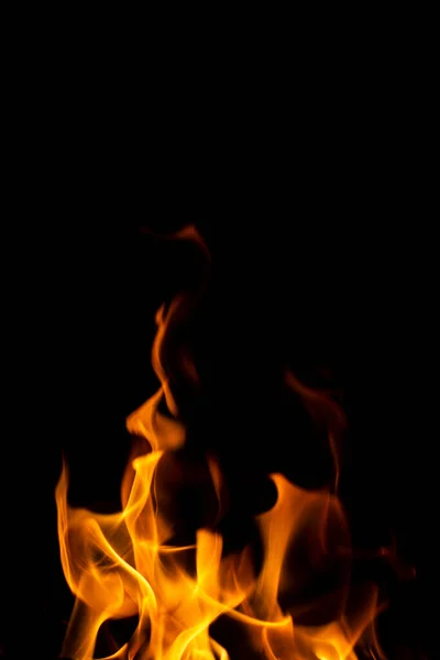 黒の背景の夜のライトの間の燃料点で熱エネルギーヒープを密接に 赤と黄色 熱エネルギー — ストック写真