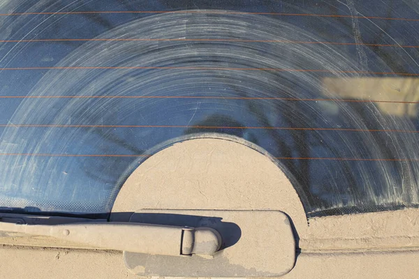Πίσω Καθαριστικό Παρμπρίζ Ενός Αυτοκινήτου Κακής Ποιότητας Καθαρισμού Βρωμιά Και — Φωτογραφία Αρχείου