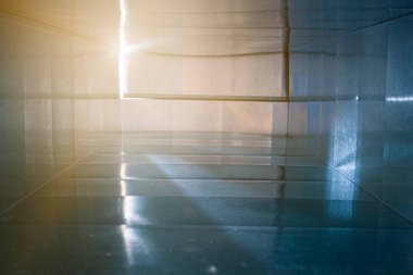 Kanalın içinde görünüm, geniş kare bölüm, bulanık önplan ve arkaplan Bokeh etkisi ile