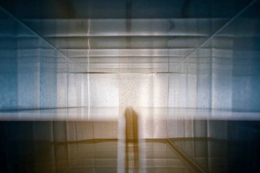 Kanalın içinde görünüm, geniş kare bölüm, bulanık önplan ve arkaplan Bokeh etkisi ile