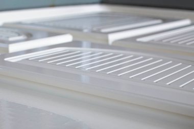 Bir endüstriyel dolap fabrikasında mdf panelleri sarmak için makine, ön ve arka plan bokeh etkisi ile bulanıklaştırıldı