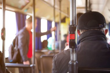 şehir otobüsünün modern ve konforlu iç durdurmak düğmesi. Engelliler ve yaşlılar için uygundur