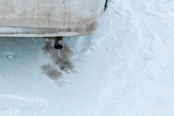 Небезпечне Замерзання Вихлопної Труби Автомобіля Екстремальний Холод Під Час Тривалого — стокове фото
