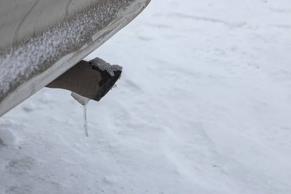 Опасное Замораживание Выхлопной Трубы Автомобиля Условиях Экстремального Холода Длительной Парковке — стоковое фото