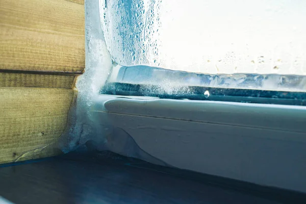 Замораживание Пластикового Окна Квартире Мороз Стекле Склоны Подоконник Передний План — стоковое фото