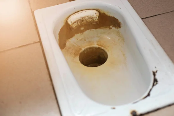 Starą Publiczną Toaletę Połamanymi Płytkami Rdzą Pierwszy Plan Tło Zamazane — Zdjęcie stockowe