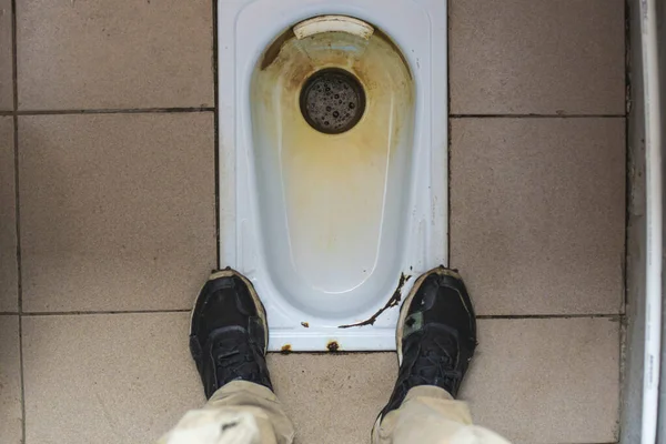 Starý Veřejný Záchod Rozbitými Dlaždicemi Rezavou Podlahou Popředí Pozadí Rozmazané — Stock fotografie