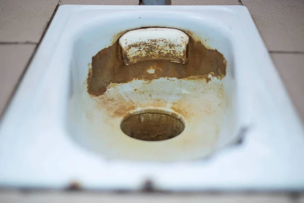 Eski Bir Umumi Tuvalet Kırık Kiremitler Pas Ile Önplan Arkaplan — Stok fotoğraf