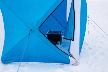 Bir balıkçının çadırında sobayı içeride ısıtırken karbon monoksit tehlikesi; buzda güvenliğin tehlikesi