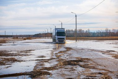 Seller ve bahar selleri sırasında sel basmış yollar, yolları ve otoyolları kapatmış, yollarla ilgili sorunlar ve güçlendirilmiş barajlar ve setler