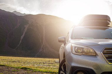 Her yerde hazır bir araçla, bir çatı kutusuyla, geçilemez ve kirli yolların karşısındaki yüksek dağlara, karlı tepeler ve güneş ışığına karşı bir gezi.